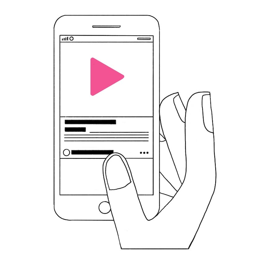 Hand einer Person hält Smartphone mit Videoplayer, pinkes Play‑Symbol auf dem Bildschirm, darunter UI‑Leisten