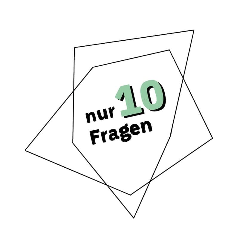 Illustration mit zwei überlappenden, unregelmäßigen Polygon‑Rahmen. Darin steht der Text „nur 10 Fragen“, wobei die „10“ groß und mintgrün mit schwarzem Schatten hervorgehoben ist.