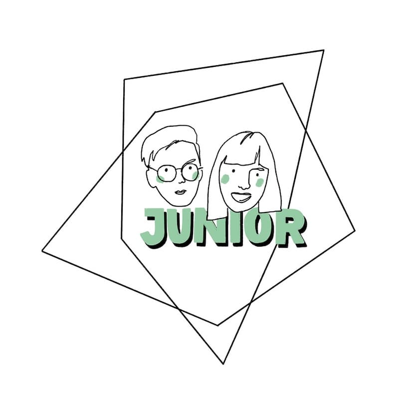 Illustration mit zwei gezeichneten Gesichtern (jugendlich, einfache Linien, mintgrüne Akzente an Wangen/Brille). Darunter steht groß das Wort „JUNIOR“ in mintgrün mit schwarzem Schatten. Im Hintergrund liegen zwei überlappende, unregelmäßige Polygon‑Rahmen.